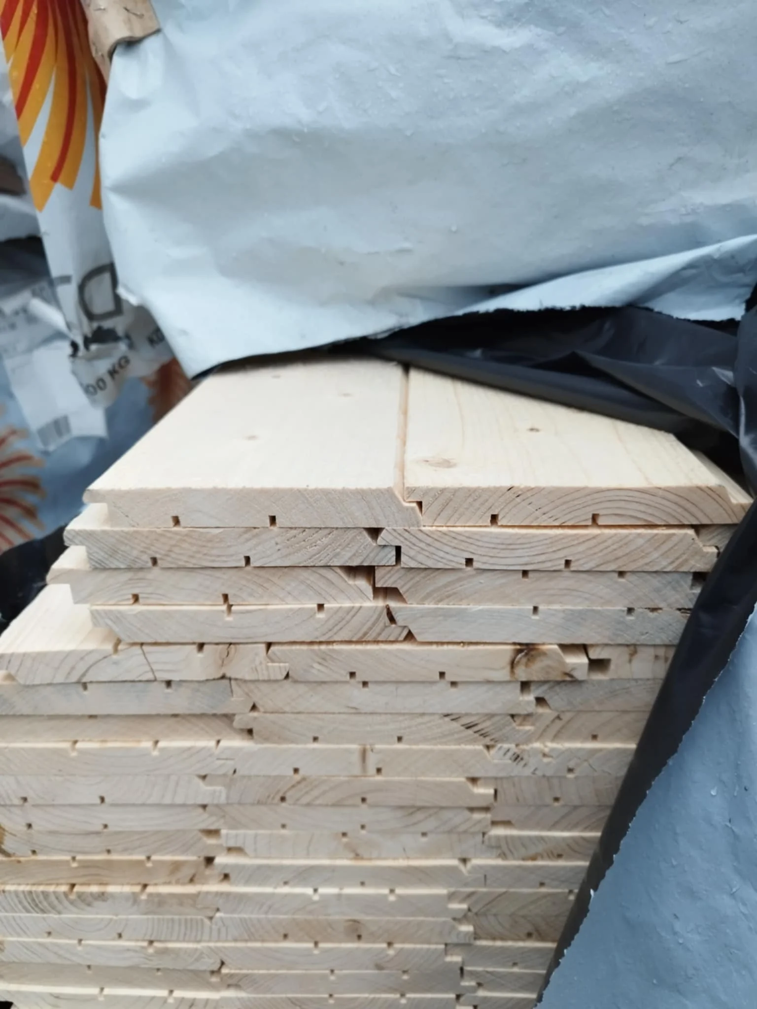 Pušinė lauko dailylentė 18×145×6000 mm – pakuotės nuotrauka